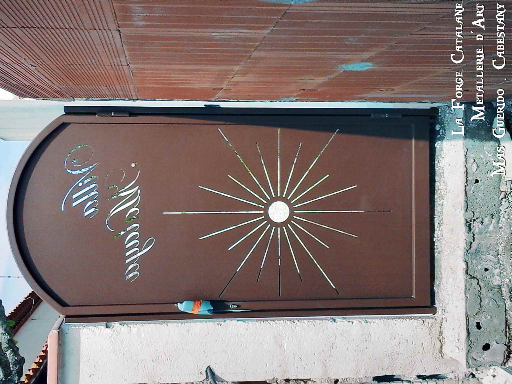 porte tole decoupe laser inscription et soleil rouille  forge catalane.jpg